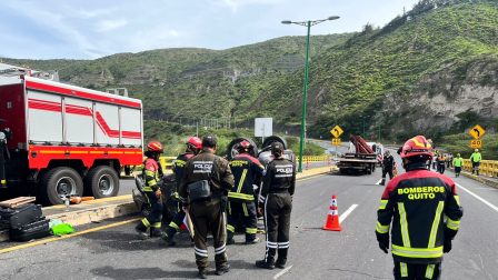 Los Bomberos de Quito rescataron el cuerpo de una persona atrapado en el interior de un vehículo, este martes 10 de marzo de 2026.
