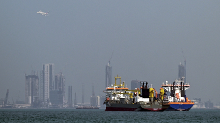 Se muestran buques comerciales en la costa de Dubai el 11 de marzo de 2026.Nuevos ataques afectaron a tres buques comerciales en el Golfo el 11 de marzo.