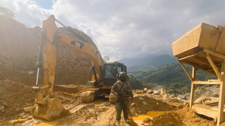 FF.AA. destruyen campamentos de minería ilegal en Ecuador