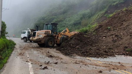 En la vía E35, tramo Riobamba - Chunchi, se ejecutaron labores de limpieza de derrumbes en el sector Llarucún.