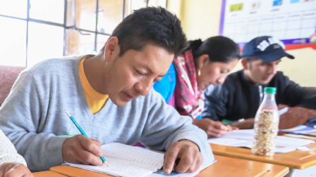 Los adultos que no han terminado sus estudios hasta el bachillerato pueden hacerlo gratis.