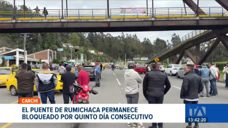 Transportistas colombianos mantienen cerrada la frontera, exigen diálogo binacional y la derogación de aranceles impuestos por Ecuador. Un reportaje de Lucía Clavijo