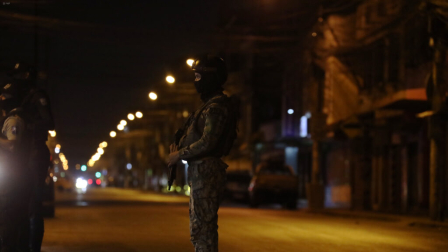 Miembros de la Policia y Fuerzas Armadas   recorren el sector de El Recreo, en el cantón Durán.