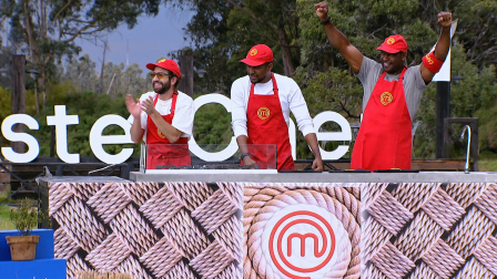 Bastián Napolitano, Frickson Erazo y Beber Espinoza ganan el reto de campo y van al Top 8 de MasterChef Celebrity Ecuador.