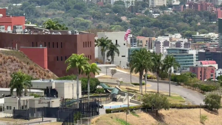 La Embajada de EE.UU. en Venezuela iza la bandera de su país por primera vez en siete años