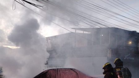 Los Bomberos de Quito controlaron el incendio de un vehículo, la mañana de este domingo 15 de marzo de 2026.