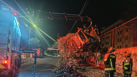 Un vehículo quedó atrapado entre las ramas de un árbol tras volcarse en la av. Occidental.