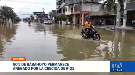 La capital de Los Ríos enfrenta una crisis sin precedentes; el servicio de agua potable está totalmente suspendido y los niveles del río no descienden. Un reportaje de Marlon Ayala