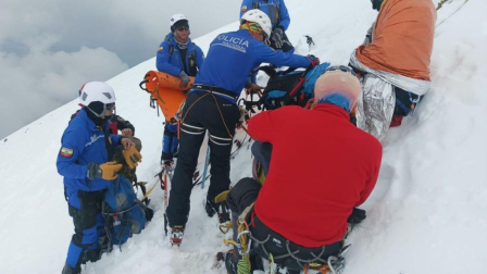 Técnicos de diferentes instituciones participan en el rescate de personas atrapadas por la avalancha en el volcán Cotopaxi, el 16 de marzo de 2025.