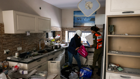 Personal de la fuerza de seguridad de Israel inspecciona un edificio dañado por un proyectil iraní.