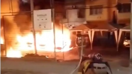 Un garaje se incendió en Manta la madrugada de este lunes 16 de marzo del 2026.