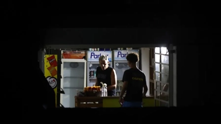 Personas hablan al interior de un mercado durante un apagón en La Habana
