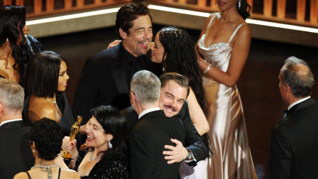 Leonardo DiCaprio (centro izquierda) y Paul Thomas Anderson (centro derecha) celebran con el elenco y el equipo en el escenario tras ganar el Oscar a la Mejor Película por "One Battle After Another" durante la 98.ª ceremonia anual de los Premios Óscar en el Dolby Theatre de Los Ángeles, California, EE. UU., el 15 de marzo de 2026.