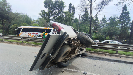Dos vehículos chocaron en la vía Cuenca Azogues, este martes 17 de marzo.