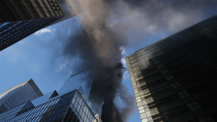 El Departamento de Bomberos de Nueva York trabajan para controlar el fuego, que provocó una gran columna de humo visible en la zona cercana a la Quinta Avenida