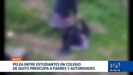 Videos difundidos en redes sociales muestran una riña entre estudiantes de un colegio del norte de Quito. Padres piden sanciones de las autoridades.