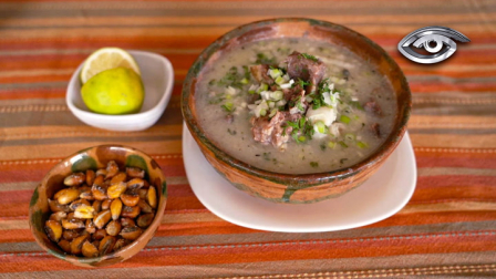 Es uno de esos platos tradicionales que no pasan desapercibidos. Su sabor intenso y su apariencia particular despiertan curiosidad, pero también dividen opiniones entre quienes lo disfrutan y quienes prefieren ni probarlo. ¿Cómo llegó a las cocinas y qué explica que aún hoy conserve seguidores fieles?