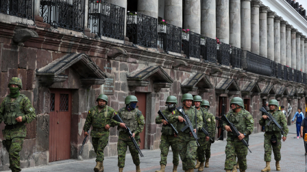 Soldados ecuatorianos patrullan por una calle efrente al Palacio de Crondelet en Quito