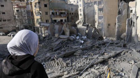 Una mujer en medio de los escombros de un ataque e Irán.