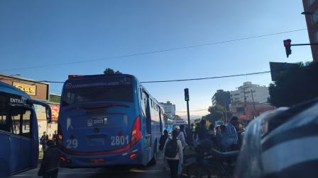 Un bus atropelló a una persona en el carril exclusivo del transporte público.