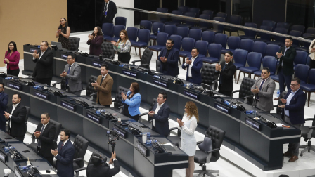 Un grupo de diputados reacciona durante una sesión plenaria este martes, en San Salvador