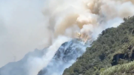 Incendio de gran magnitud en cerro del sector Cascadas Puertas del Cielo, en Baños