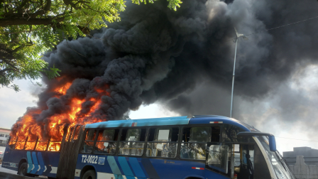 Un bus de la metrovía que circulaba en el sentido centro-norte se incendió en Guayaquil.
