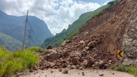 La vía Cuenca - Girón - Pasaje fue bloqueada por un derrumbe en el kilómetro 100.