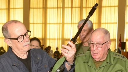 El cantante Silvio Rodríguez recibió un fusil Kalashnikov por parte del Gobierno cubano