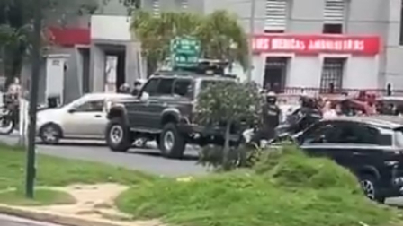 Hombres vestidos como policías intentaron secuestrar a una persona en Quito.