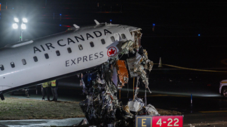 Un avión de Air Canadá Express chocó con un camión de bomberos.