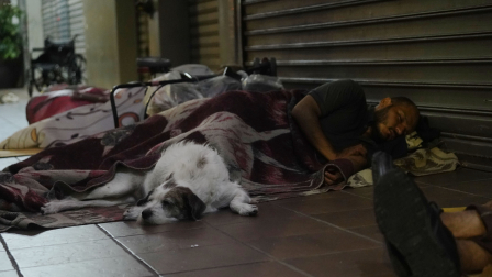 Las personas que viven en la calle permanecen en sus refugios durante el toque de queda.