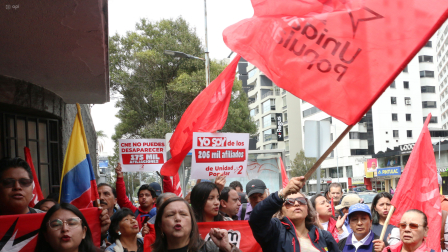 Geovanny Atarihuana, Director de Unidad Popular acompañado de varios afiliados acudieron al Consejo Nacional Electoral, para hacer un pedido formal de certificación de la base de  datos de afilicianes y desafiliaciones de su partido, ante un supuesto informe que podría sacarlos del registro electoral.