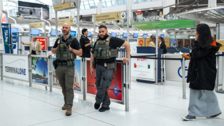 Agentes del Servicio de Inmigración y Control de Aduanas (ICE) patrullan la Terminal 1 del Aeropuerto Internacional John F. Kennedy en Nueva York, 23 de marzo de 2026.