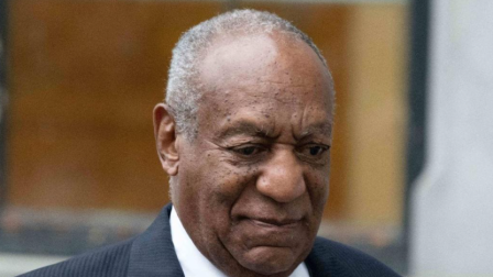 El actor Bill Cosby a la salida de una corte en Estados Unidos, en un juicio por violación en su contra, en febrero de 2026.
