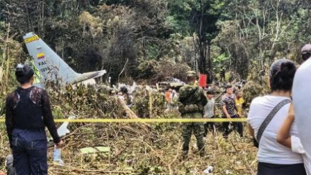 Un centenar de militares viajaban en un avión Hércules que se accidentó en Puerto Leguizamo.