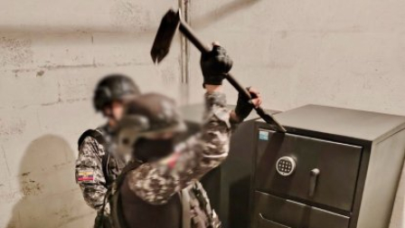 La Policía Nacional halló cerca de un millón de dólares en una bodega en el subsuelo de un edificio en Quito.