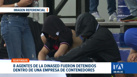 Agentes de la Dinased fueron detenidos en Guayaquil. Las evidencias halladas generan dudas sobre la legalidad de un procedimiento realizado por la unidad. Un reportaje de Catalina García