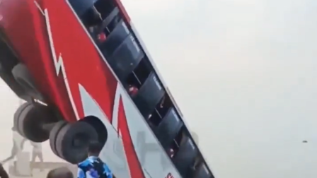 Bus cae al río Padma en Bangladesh