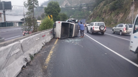 Una camioneta se volcó en el sector de Santa Rosa, en la av. Simón Bolívar e Interoceánica.
