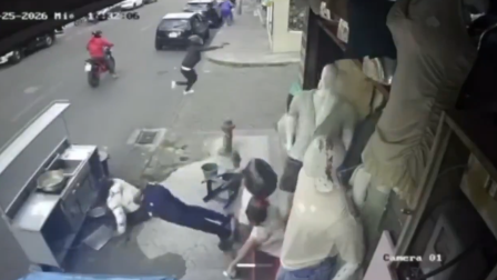 Dos hombres armados atacaron a personas en una calle de Carapungo.