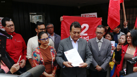 Militantes de Unidad Popular en un plantón afuera del Consejo Nacional Electoral