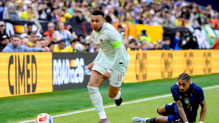 Kylian Mbappé (izq.) de Francia escapa de Raphinha de Brasil durante el partido amistoso internacional entre Brasil y Francia en Foxborough, Massachusetts, EE. UU., 26 de marzo de 2026.