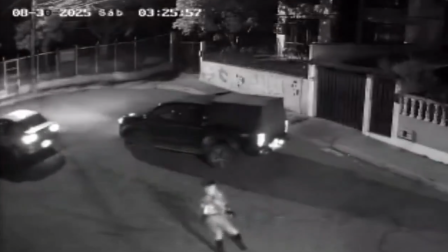 Videos difundidos en redes sociales muestran a un policía disparando a un joven conductor.