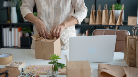 Una mujer está trabajando en su emprendimiento desde su casa