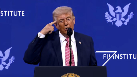 Captura de video de una transmisión de La Casa Blanca del presidente de Estados Unidos, Donald Trump, hablando en el foro FII Priority este viernes, en Miami (EE.UU.)