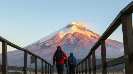 El Cotopaxi es uno de los volcanes activos más altos del mundo y el segundo de mayor altura en Ecuador (5 897 msnm). En su planicie se encuentra el Parque Nacional Cotopaxi, un lugar ideal para disfrutar de la flora y fauna andina.