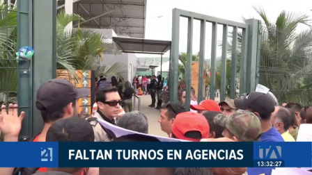 Manta y Portoviejo registran filas interminables tras la clausura de cuatro agencias en la provincia; usuarios denuncian que es imposible conseguir turnos para la revisión.