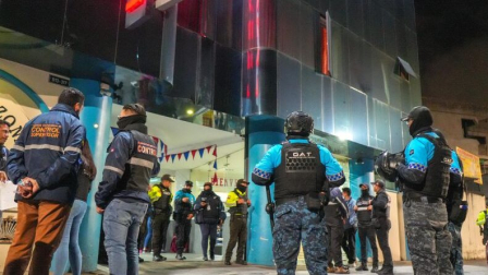 Personal de la Agencia Metropolitana de Control (AMC) en el operativo montado en dos hostales que funcionaban en el sur de Quito.