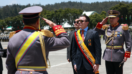 El presidente Daniel Noboa durante una ceremonia militar en Quito.